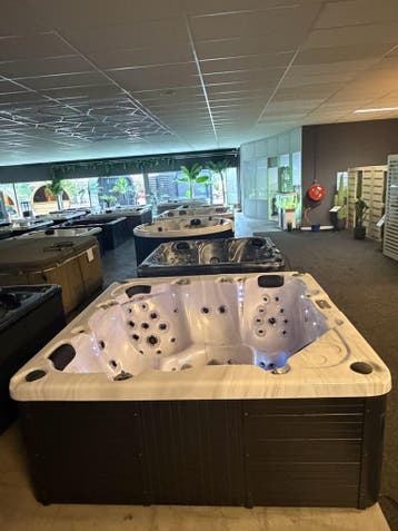 Luxe 5-Pers. Spa/jacuzzi 230x230 cm Met Schoudermassage 220V, Ophalen, Zo goed als nieuw, Pomp, Vast