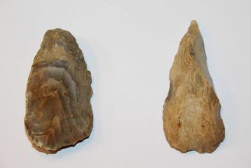 Neolithisch Vuursteen Uitgehouwen bijl - 113 mm (Zonder