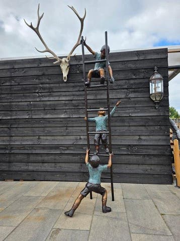Beeld, Bronze: XXL ladder with Children - 230 cm - Brons -
