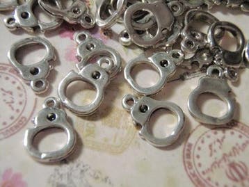 4 x Tibetaans zilveren bedeltjes van handboeien (Bedels), Ophalen of Verzenden, Nieuw, Bedel