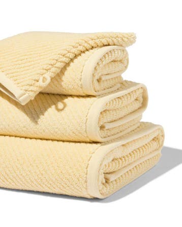HEMA Handdoek - zware kwaliteit diagonaal lichtgeel, Huis en Inrichting, Badkamer | Badtextiel en Accessoires, Verzenden, Nieuw