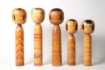 Set van 5 vintage Japanse Kokeshi-poppen – handgeschilderde