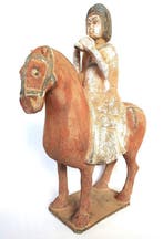 Zittende muzikant in Tang-dynastie-stijl op een paard. -