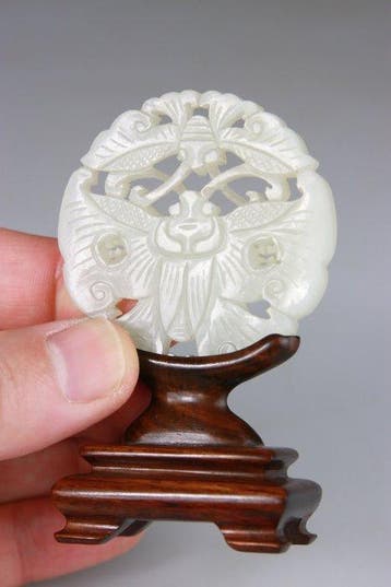 Plaque - Hanger van witte nephriete jade - Sokkel van