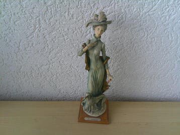 Beeld, DEFTIGE DAME MET HAAT WHIPPET HOND - 28 cm -
