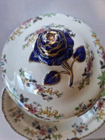 Excepcional Sopera con Tapa - Celtic China con decoración