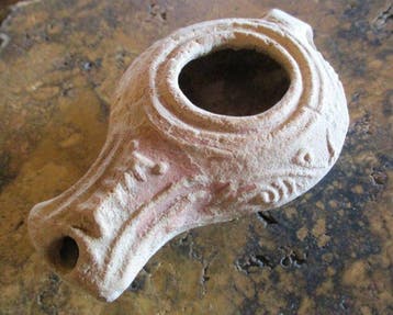 Oud-Romeins Terracotta Olielamp met thyrsus, druiven en