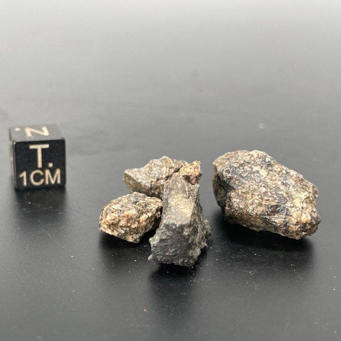 Pakket!!! Eucriet van Vesta, asteroïde, NWA 13940,, Verzamelen, Mineralen en Fossielen