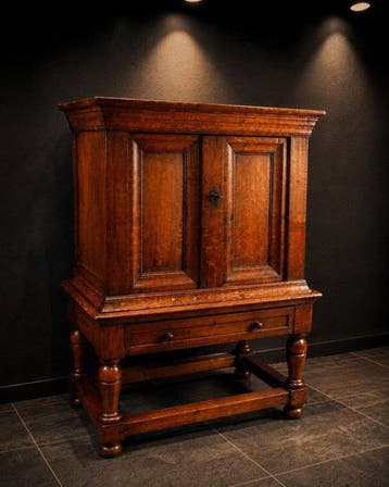 Kast op een standaard - Eik