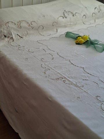 Prachtige bedsprei met geborduurde bloemen en zeer verfijnd