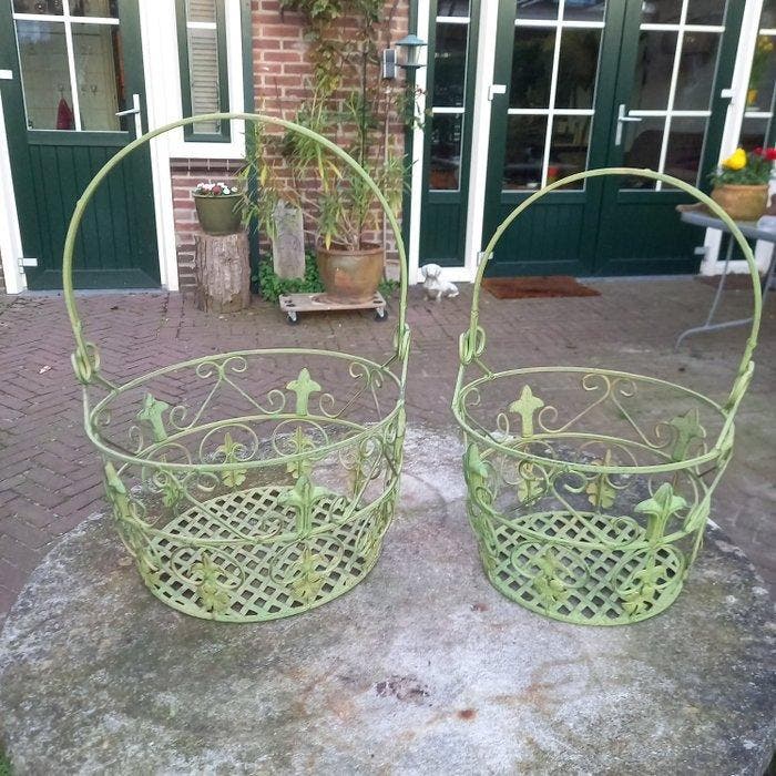 Mand (2) - Fraaie Planten Manden - IJzer - 38 en 34 cm hoog, Antiek en Kunst, Curiosa en Brocante