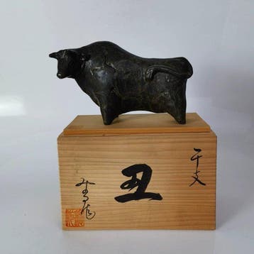 Decoratief ornament - Japan - Keramische os-beeldhouwwerk, Antiek en Kunst