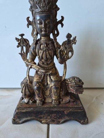 Bronzen Tibetaans Bodhisattva zittend op een gouden leeuw 30