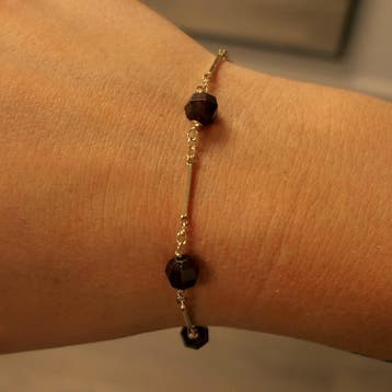 Gouden staafjes schakelarmband met granaat, Gebruikt, Ophalen of Verzenden, Met edelsteen, Goud