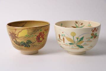 Lot van twee chawan uit de regio Kyoto (theebowls) met