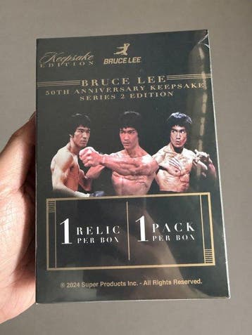 2024 Super Products bruce lee - 1 Box - Near Mint (NM), Verzamelen, Nieuw