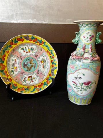Set van 2 Chinese porseleinen stukken – vaas en bord Famille