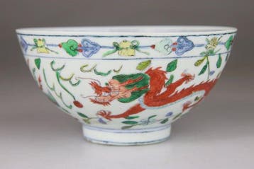 Chinees porseleinen kom in Wucai Dragons - Merk - Porselein, Antiek en Kunst