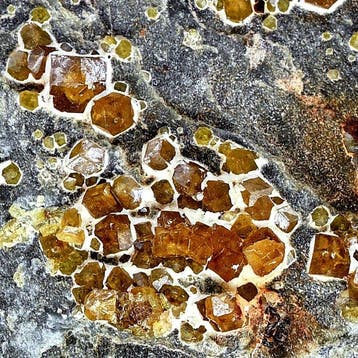 Hoogwaardige geelgroene Topazoliet op serpentijnmatrix uit, Verzamelen