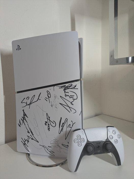 Sony - Playstation 5 (PS5) - Slim Digital - Autografata, Spelcomputers en Games, Spelcomputers | Overige Accessoires