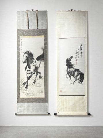 Set van 2 Chinese hangende rollen: Galloping Horse in Xu