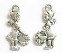 10x  Antiek zilveren metalen bedel Meisje met mandje 22 mm, Ophalen of Verzenden, Nieuw, Bedel