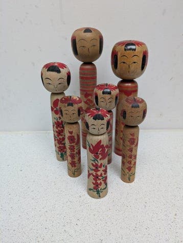 Een schitterende set vintage Kokeshi in verschillende