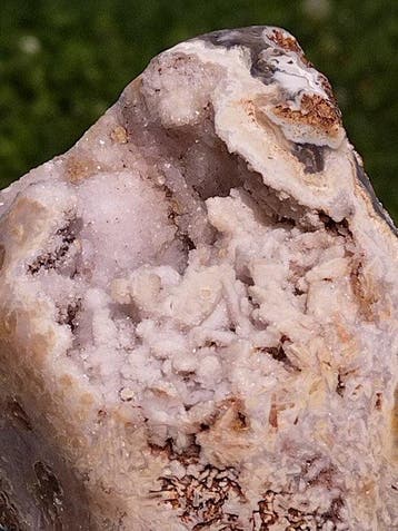 Roze- en rode amethistgeode met roze amethist