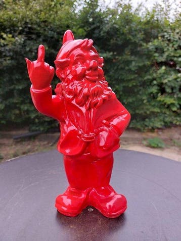 Beeld, naughty red gnome with middle finger - 30 m -