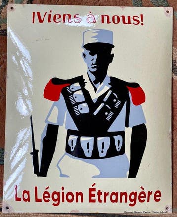 Oude emailleplaat voor de werving van de Franse Buitenlandse