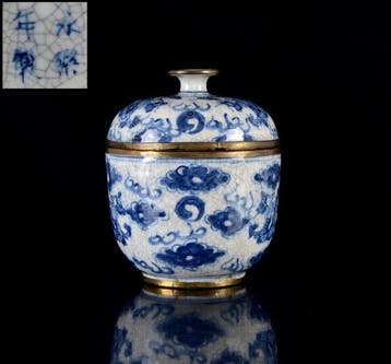 Een Chinese bleu-de-Hue Dragons met craquelé glazuur kruik
