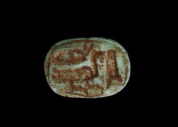 Oud-Egyptisch Geglazuurde steatiet Scarabeüsamulet toegewijd