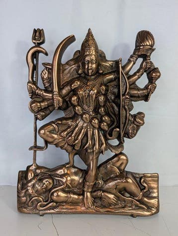 Messingfiguur van de godin Kali met vele armen en