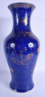 Een Qing-dynastie grote Chinese vaas in poederblauw,