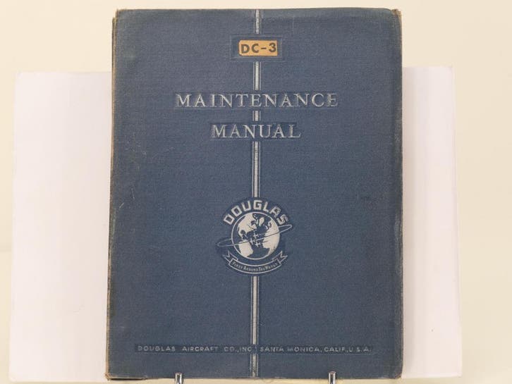 Douglas DC-3 – Maintenance Manual boek met blikken reclam., Boeken, Vervoer en Transport, Nieuw, Ophalen of Verzenden