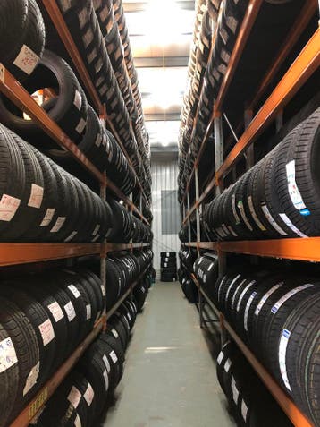 Bandenopslag , BandenHotel voor € 60.- incl. BTW, Diensten en Vakmensen, Auto en Motor | Monteurs en Garages, Apk-keuring