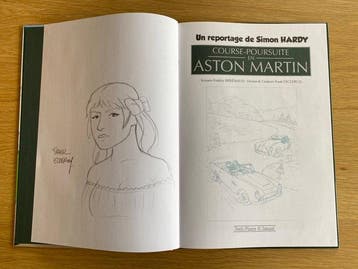 Un Reportage de Simon Hardy - Course-poursuite en Aston, Nieuw