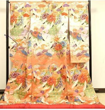 Crèmekleurige en oranje kimono met kraanvogels en