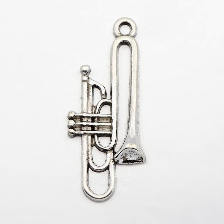 4 x Metalen trompet bedel 35 x 15 x 3,5mm gat: 2mm Antiek..., Hobby en Vrije tijd, Kralen en Sieraden maken, Bedel, Nieuw, Ophalen of Verzenden