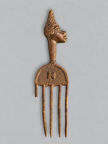 een prestigekam van oud brons van het Bamum-volk (of Bamoun)