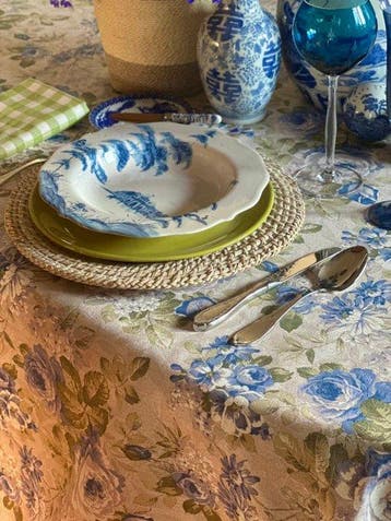 Tafellaken met blauwe Engelse rozenprint voor grote tafels.