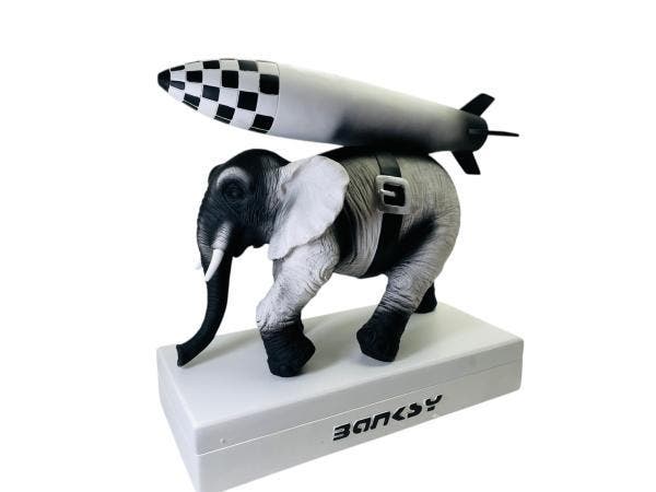 Veiling - Banksy | Heavy Weaponry Olifant Sculptuur, Verzamelen, Beelden en Beeldjes