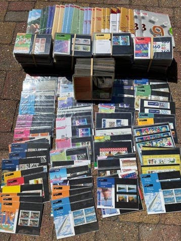 Nederland 1982/2001 - Partij van ca. 600 PTT Mapjes en 24, Gestempeld
