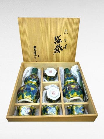 Kutani-porselein sake-set door Gyokuh – handgeschilderde