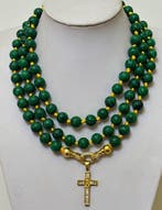 Malachiet (12 mm) met katholiek kruis en de Maagd Maria.