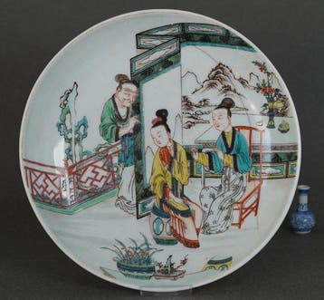Jiaqing (1796-1820) - Schotel - Twee dames en een man naast