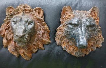 sculptuur, Two concrete sculptures of a lion and a wolf in