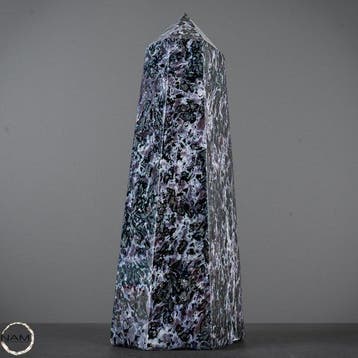 Melanit Gabbro Obelisk – sculpturaal luxe-statement uit