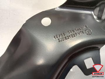 VW Passat B9 2023+ Zijscherm houder 3J0821227 LINKS VOOR, Auto-onderdelen, Ophalen, Nieuw, Voor, Volkswagen