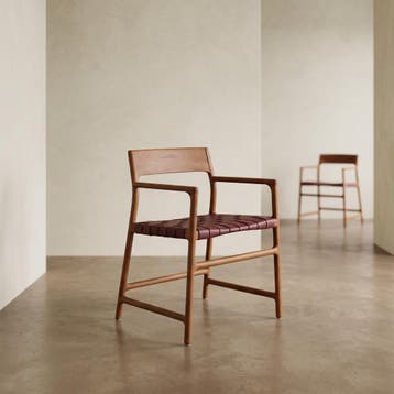 Kela eetkamerstoel met armleuning | Massief teak | 3 uitvoer, Huis en Inrichting, Stoelen, Nieuw, Leer, Modern / minimalistisch / Scandinavisch / Japandi